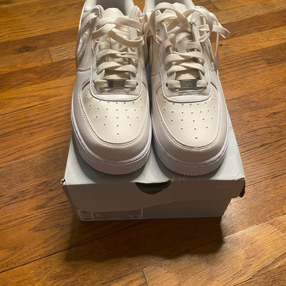 Nike Women’s Air Force 1 07 sneakers - size 8 - NWOT - Picture 2 of 7